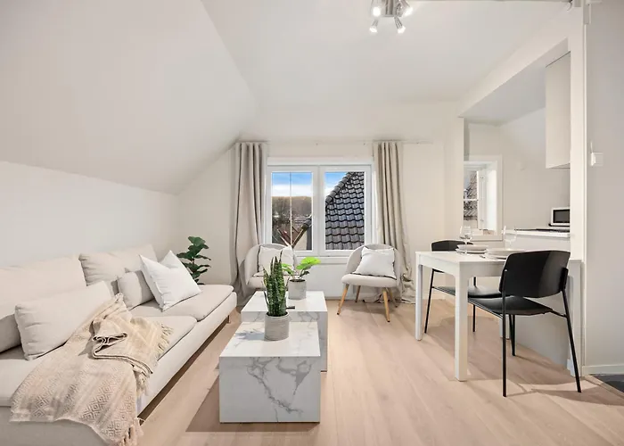 View To Bryggen - Renovated Dec 24 - Historic Cobblestone Street Apartament