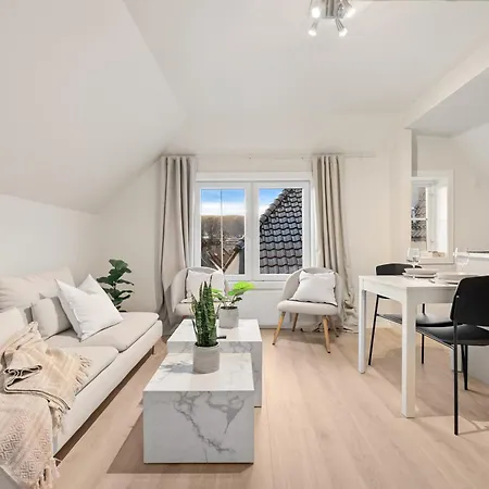 View To Bryggen - Renovated Dec 24 - Historic Cobblestone Street شقة